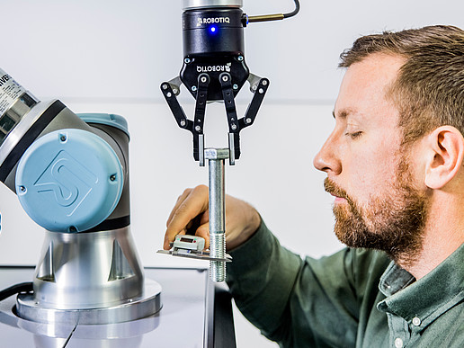 Christian Vogel, research associate at the Institute of Process Engineering, Process Automation and Metrology, during a presentation of a collaborative robot.