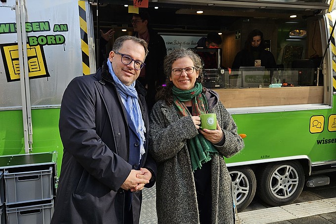 The rector and Mandy Schulze in front of the trailer on the Görlitz campus.