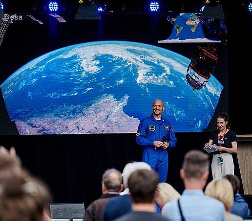 Astronaut Gerst hält einen Vortrag vor Publikum.