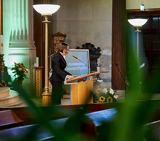 Pfarrerin Mehnert steht am Rednerpult.