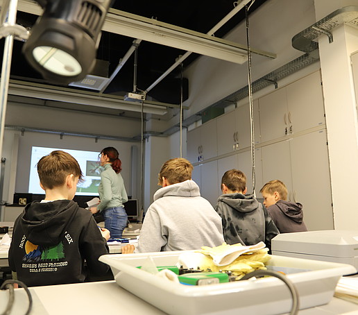 Pupils in the HSZG factory laboratory look ahead at the projector screen.