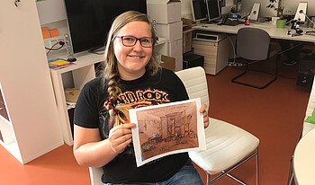 Projektteilnehmerin Stefanie Lehmann mit der Projektskizze zum mobilen Kleiderschrank, das Herzstück der Wanderausstellung "Tuchfühlung - Vom Reinwaschen und Schönfärben“. (Foto: Cornelia Rothe)