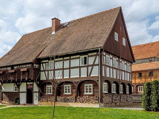 Half-timbered houses are a real eye-catcher in Upper Lusatia. Here you can see a half-timbered house in spring.