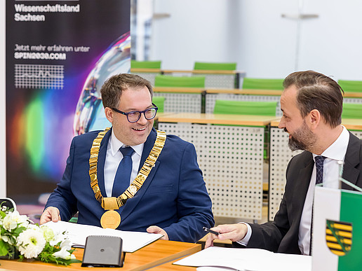 Rector Prof. Dr. Alexander Kratzsch and Science Minister Sebastian Gemkow sign the target agreement.