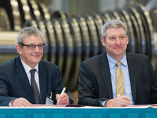Prof. Dr. Friedrich Albrecht (Rektor HSZG) und Ronald Schmidt (Leiter des Siemens-Geschäftes Industriedampfturbinen) unterzeichnen eine Absichtserklärung 