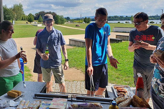 Die Schülerinnen und Schüler grillen am Olbersdorfer See.