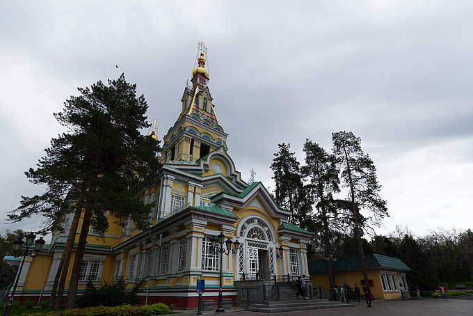 Eine Kathedrale im Park von Almaty.