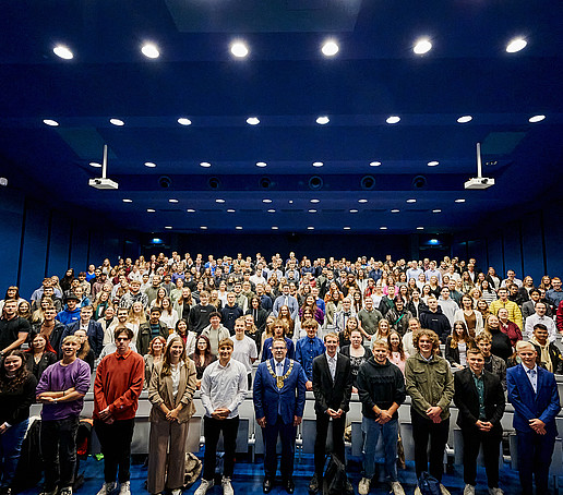 Group photo of all first semester students and the Rector in the Audimax.