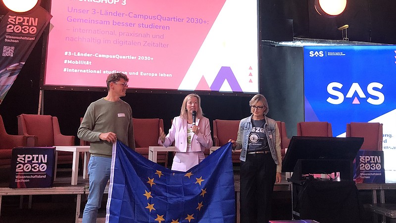 Sebastian Benad, Prof. Dr. Sophia Keil, Ewa Wieszczeczyńska mit Europa-Flagge in der Hand
