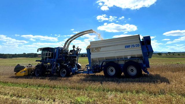 A prototype of a compact harvester for the extraction of chaff straw as a usable filler for plastics is in operation in a field.