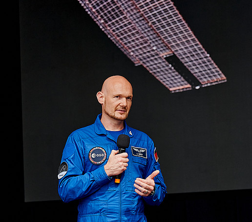 Astronaut Gerst hält einen Vortrag.