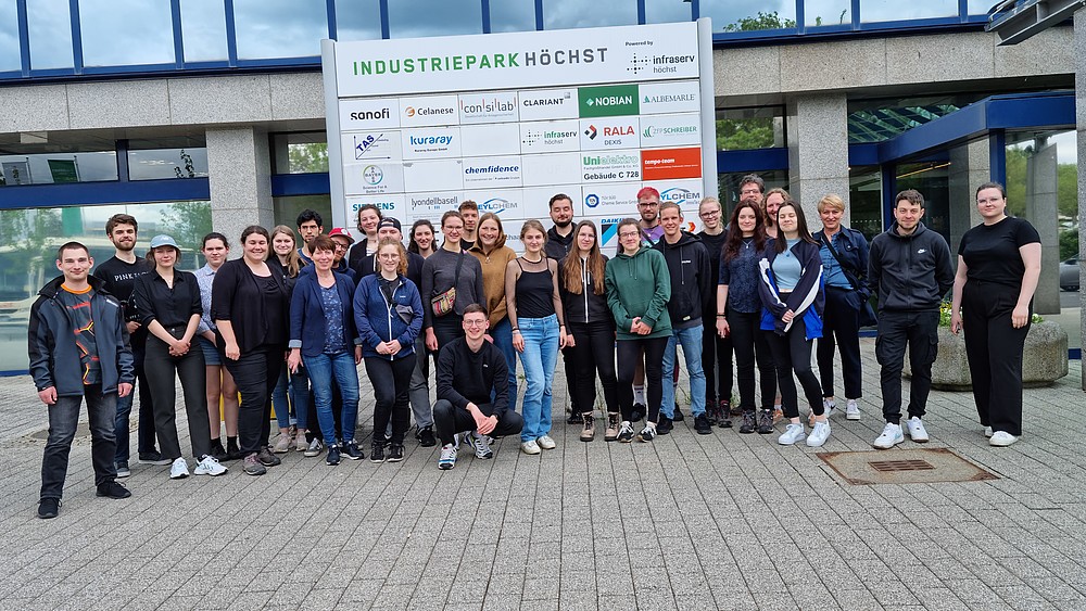 Group picture with students and employees of the HSZG in the Hoechst Industrial Park.