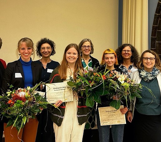 Preisträgerinnen und Preisgeberinnen stehen für ein Gruppenfoto nebeneinander.