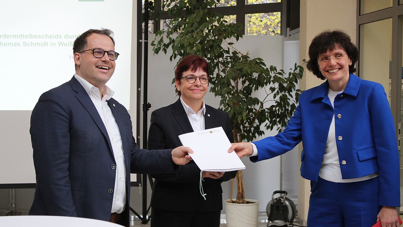 Rector Alexander Kratzsch, Chancellor Karin Hollstein and the Managing Director of Stadtwerke Weißwasser GmbH Karin Bartsch at the handover of the funding decision
