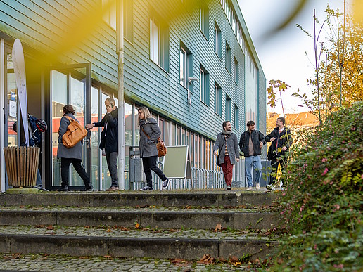 Die Projektbeschäftigten von Saxony5 kommen in der Aula am Standort Görlitz an.