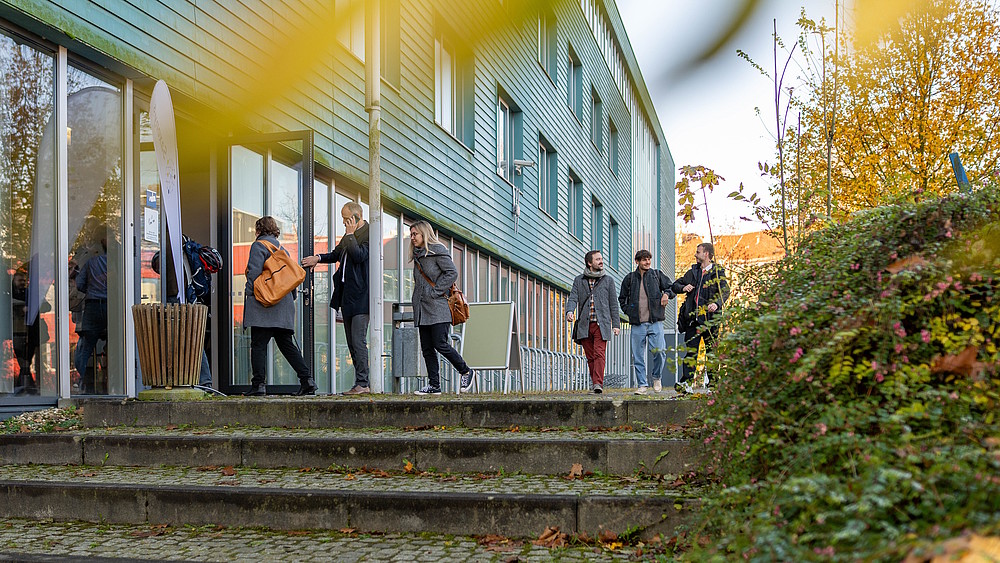 Die Projektbeschäftigten von Saxony5 kommen in der Aula am Standort Görlitz an.