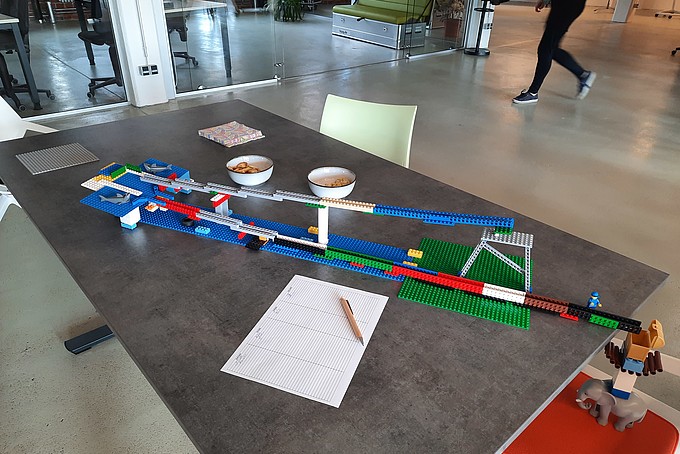 Eine fertig gebaute Gewinnermurmelbahn auf einer Tischplatte.