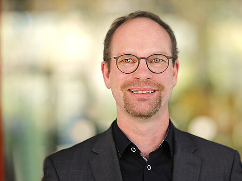 Prof. Dr. Andreas Hoff smiles into the camera.