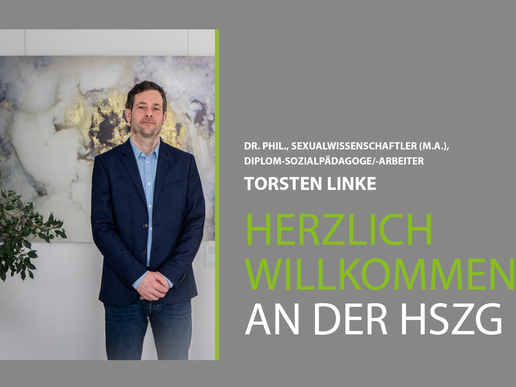 Prof. Linke stands in front of a painting in House I of the HSZG. He is wearing a dark blue suit and looks proudly into the camera. He was appointed to the HSZG on 1.3.20.