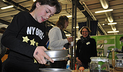 Auch die Bodenexperimente machten vor allem den kleinen Besuchern viel Spaß. Auch die Bodenexperimente machten vor allem den kleinen Besuchern viel Spaß.