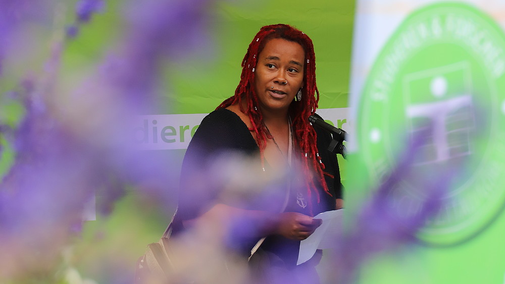 Elisa Asamoah reciting her poem "Wenn".