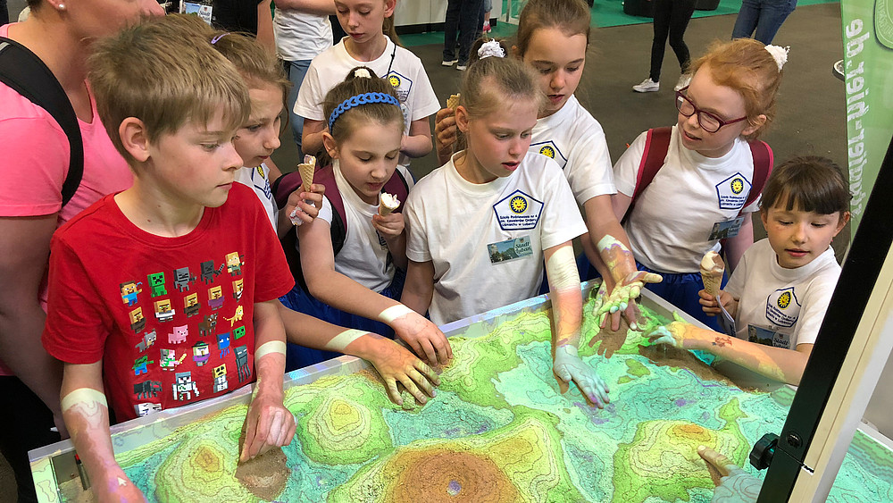 Big little explorers at the HSZG stand at the Konvent'a 2018