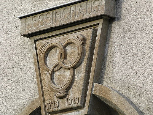 In the Enlightenment, the question of social cohesion and intercultural integration was raised by Lessing. Lessing raised the question of social cohesion and intercultural integration. His "Ring Parable" is still used as school reading today. The picture shows the keystone of the entrance gate to the Lessing House in Kamenz