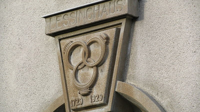 In the Enlightenment, the question of social cohesion and intercultural integration was raised by Lessing. Lessing raised the question of social cohesion and intercultural integration. His "Ring Parable" is still used as school reading today. The picture shows the keystone of the entrance gate to the Lessing House in Kamenz